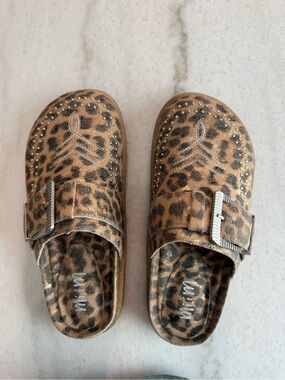 Leopard Print Women’s Slip-On Clogs with Buckle